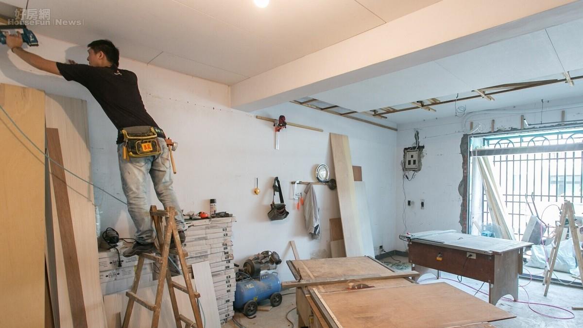 天花板裝修想殺價！師傅「一句話」點醒她 過來人點頭：是真的