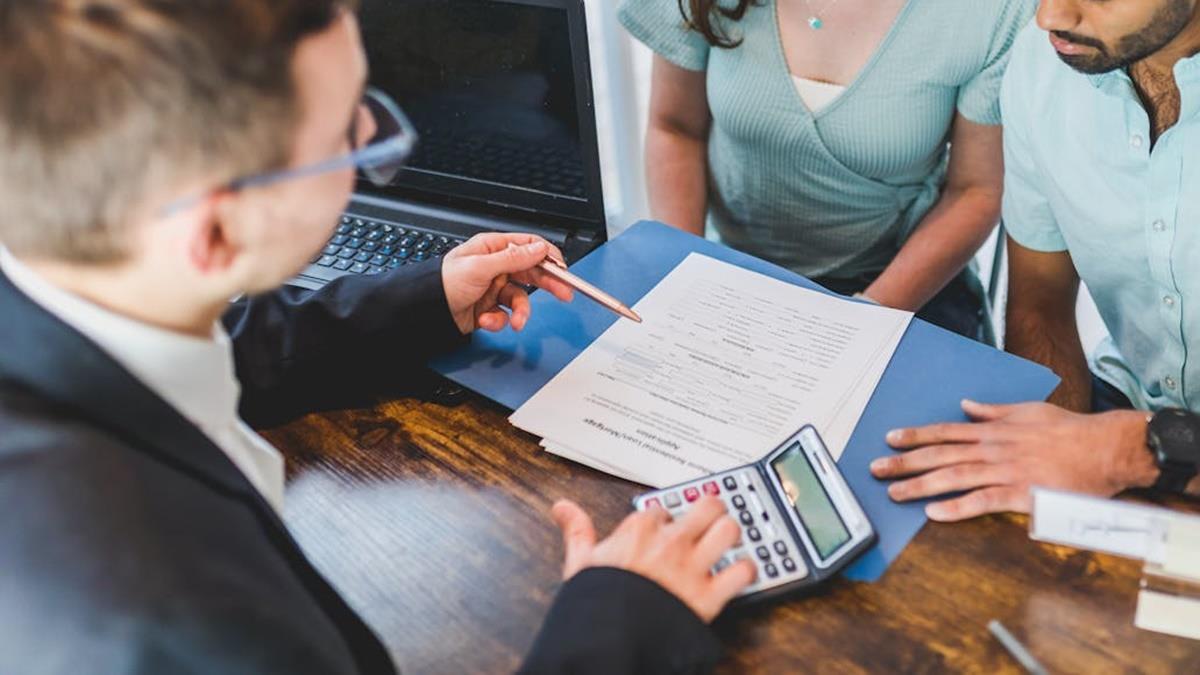 開價已低於行情 他問「下斡旋要繼續殺」？ 網勸別被騙：便宜仲介早攔走