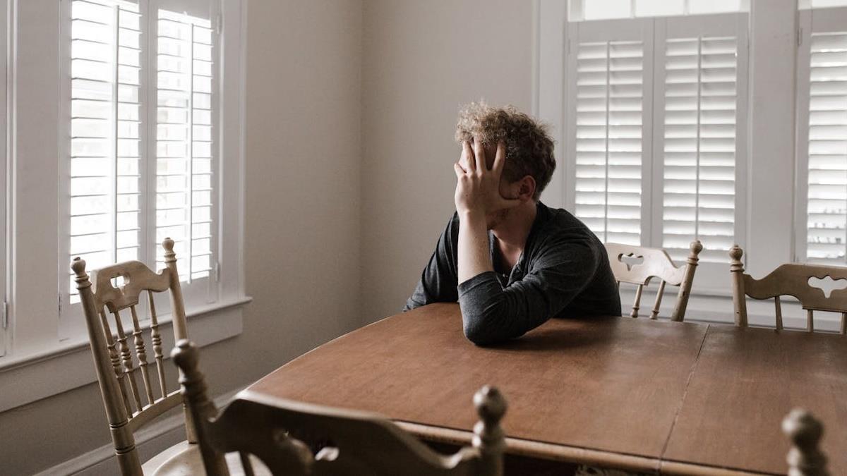 咬牙買iPhone 16e給孩「還是遭嫌棄」 他崩潰嘆：佩服敢生的父母