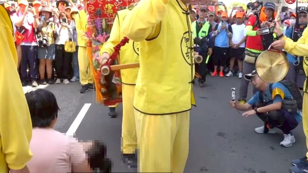 3歲癲癇童哭不停！母抱女跪地求 粉紅超跑停下了