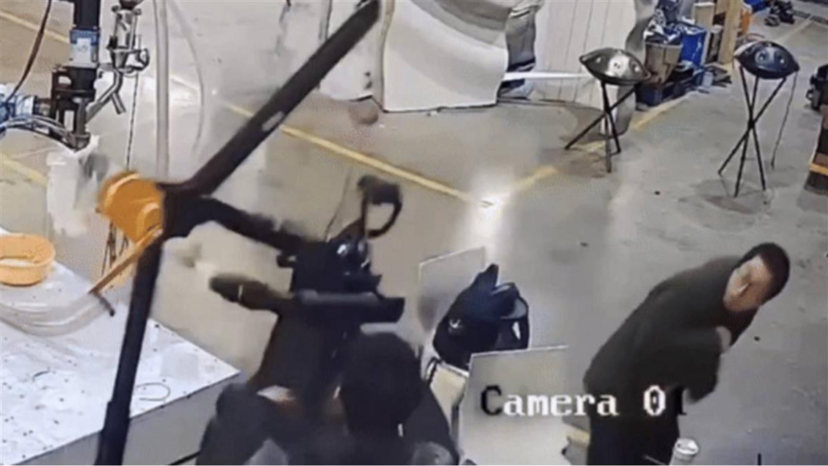 中國「機器人之光」暴走 失控猛揍工程師畫面曝