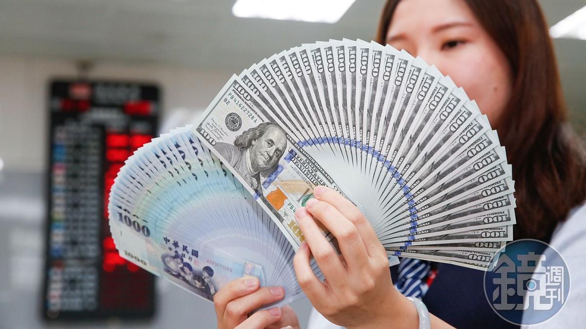 台幣強升！金控淪「海嘯第一排」 法人曝：僅2產業受