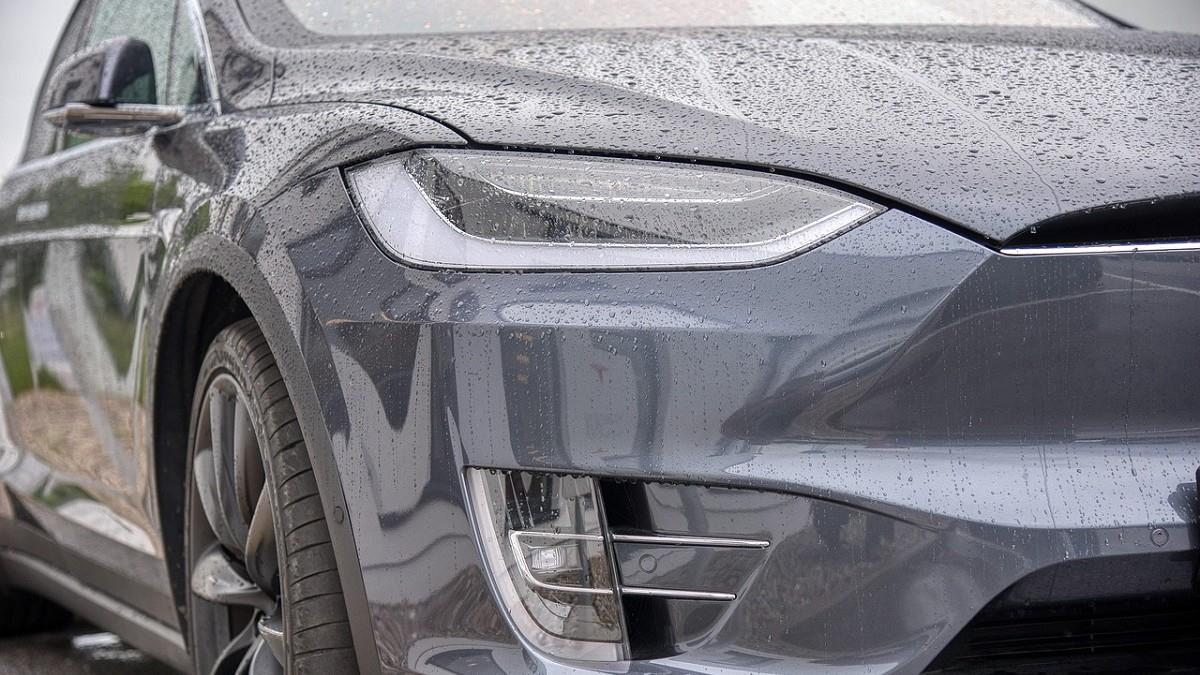 童搭Uber弄濕特斯拉地毯！ 司機求償4.1萬嗆：舔乾淨就和解