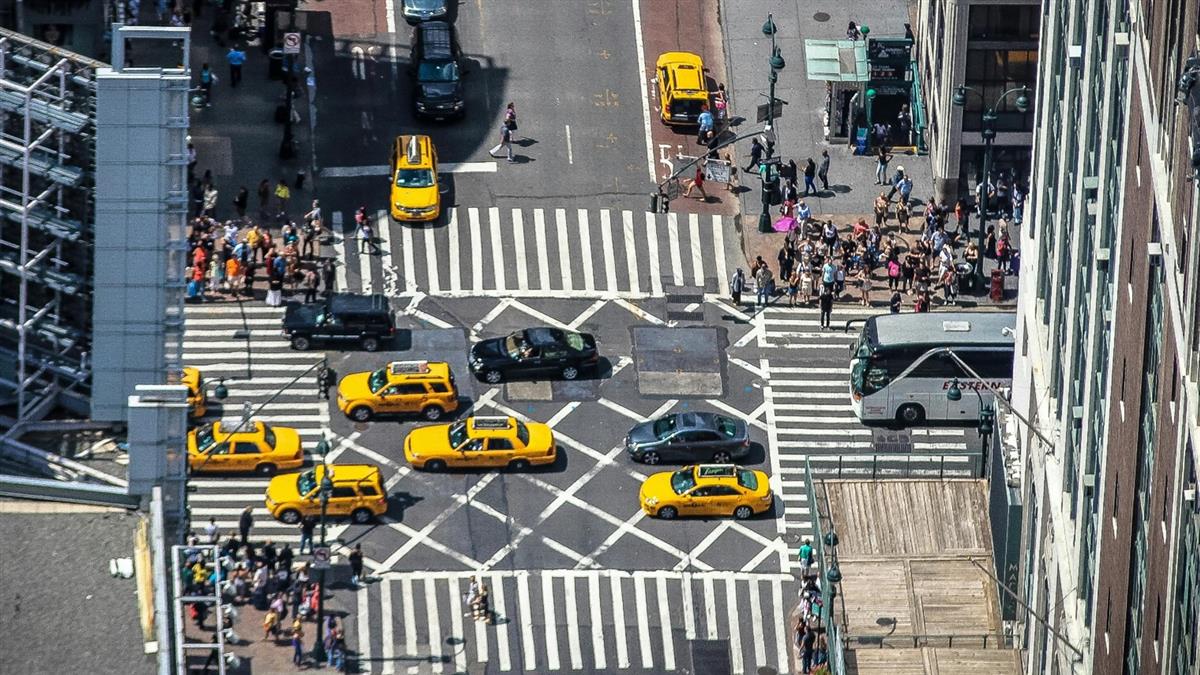 不滿撞人罰更重！職業駕駛怒嗆交通部：建議行人闖紅燈罰1萬8