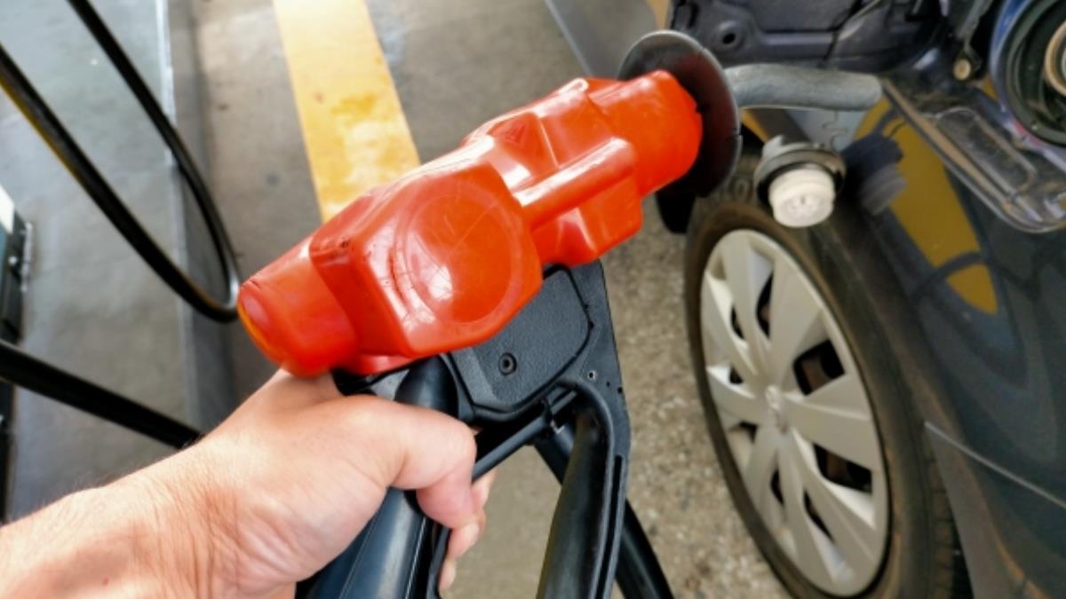 省的錢連手搖都買不起！他不解「機車幹嘛自助加油」？一票人直指1原因