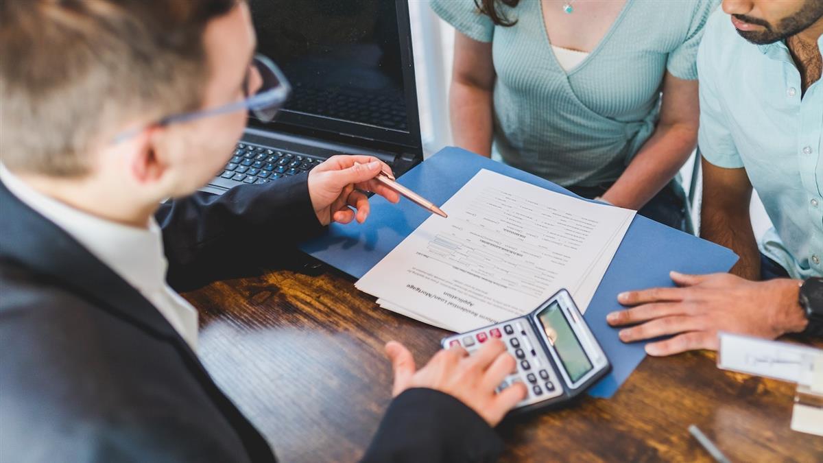 房仲寫「房價將跌」保證書 騙屋主賤賣…業內認了：不是個案