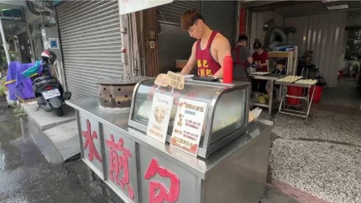 水煎包「猛男天菜店員」太養眼 網朝聖慘吃蟑螂腳！衛生局出手了