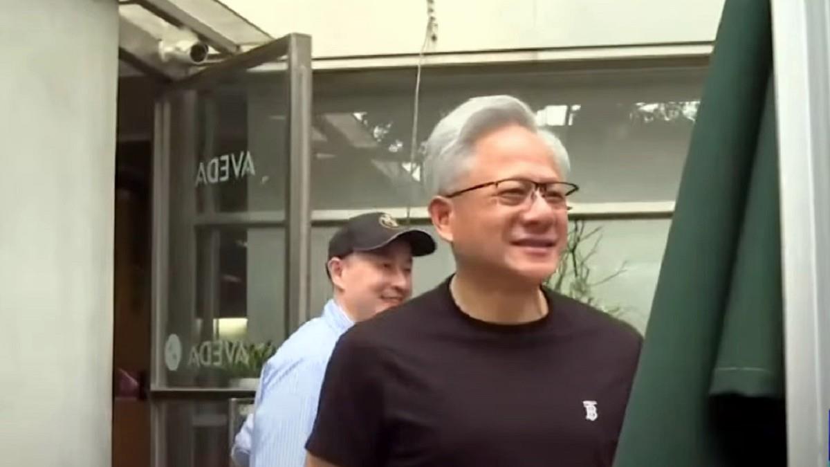 黃仁勳今晚不迺夜市 要跟魏哲家吃飯 等下急去「做1事」