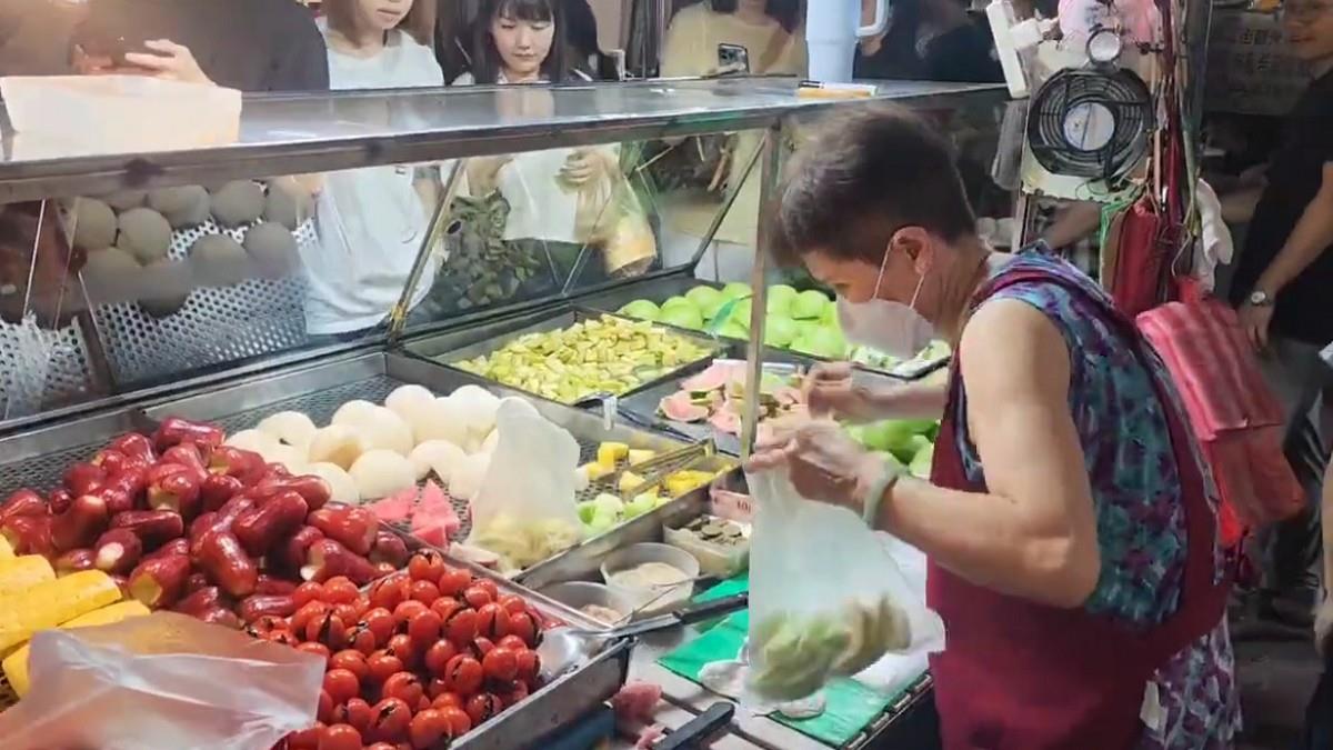 黃仁勳通化夜市愛店！水果阿婆「謙贈7字」 網讚：台灣精神