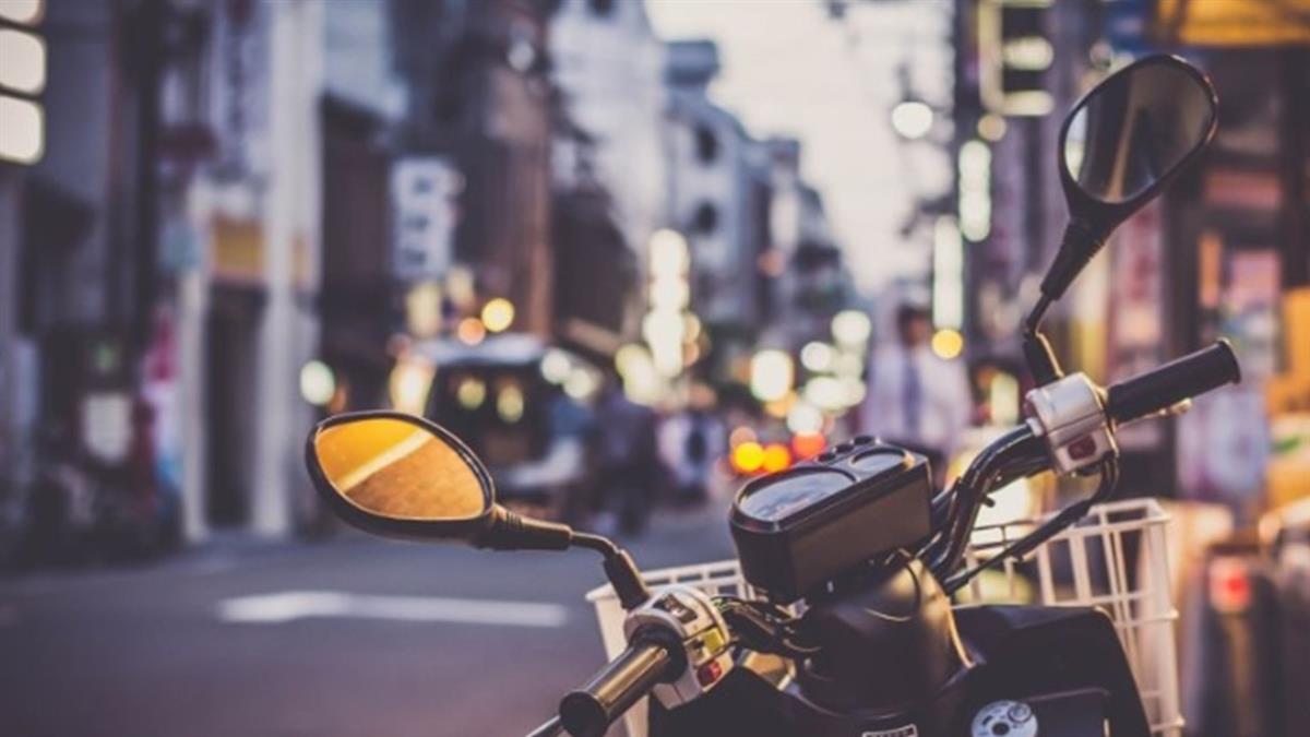 三峽車禍釀恐慌！ 騎士等紅燈「緊盯後照鏡」 過來人搖頭：照樣被撞