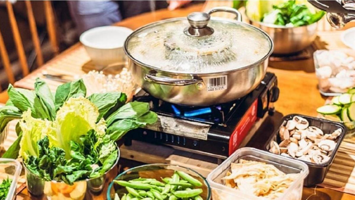 「交通罰單換肉盤」遭炎上 火鍋業者急喊卡：會深刻檢討