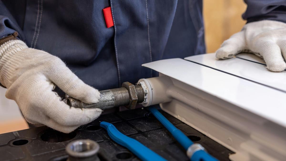 不解為何學歷至上？ 水電哥月入十萬嗆：輾壓一堆頂大文組