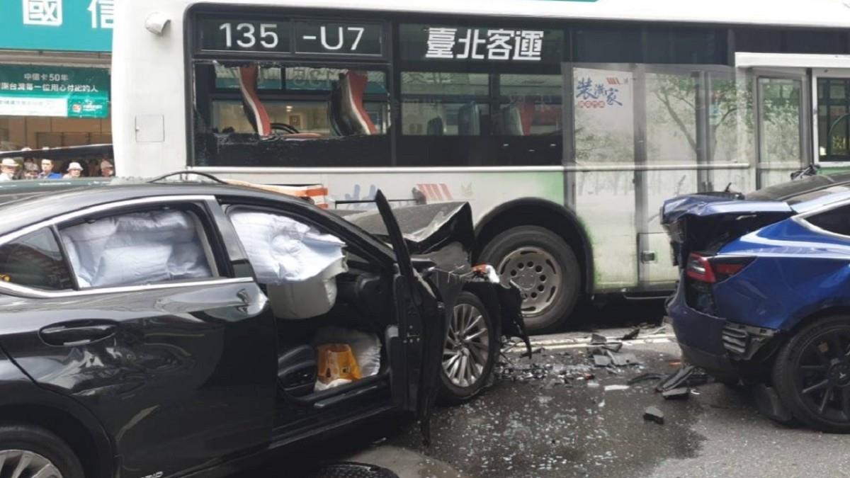 又是高齡駕駛！北市78歲翁駕車衝撞釀8傷