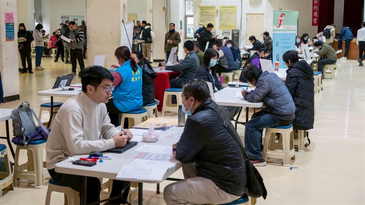 找頭路看過來！ 桃竹苗釋近萬職缺 月薪最高上看10萬