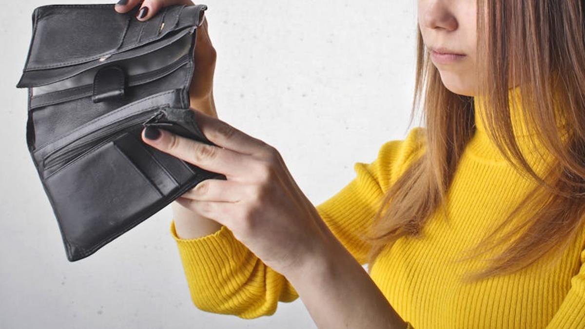 不敢再跟家裡要！ 女大生曝「6千只能苟活」 網揭密技：這時間最便宜