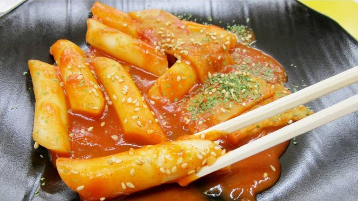 她嫌辣炒年糕太鹹 要店家退費 驚動警方到場