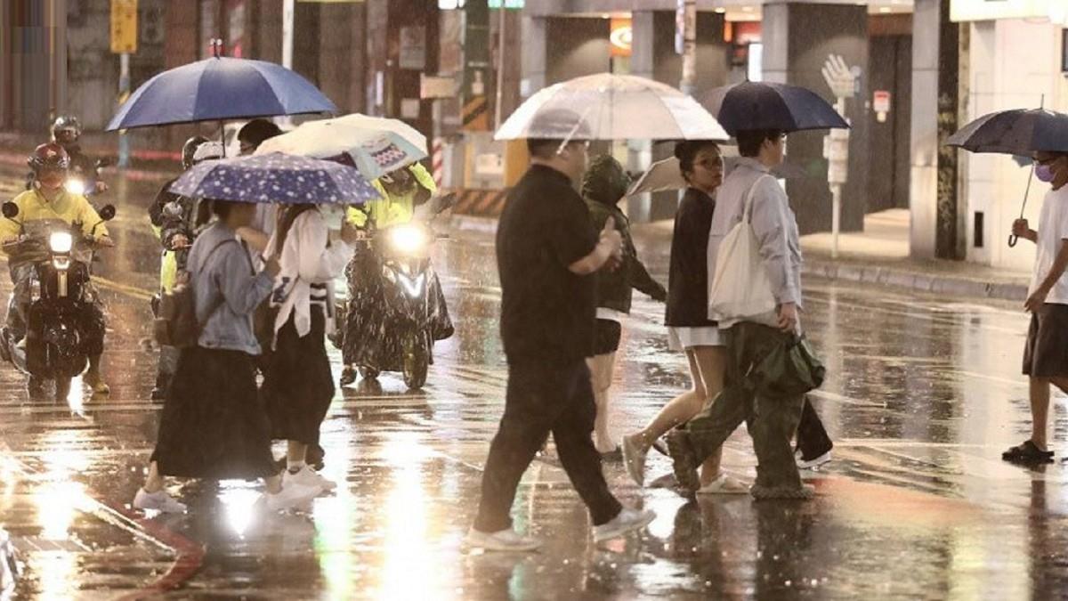 鋒面過境雨彈開炸！「15縣市豪大雨特報」 一直下到這時間
