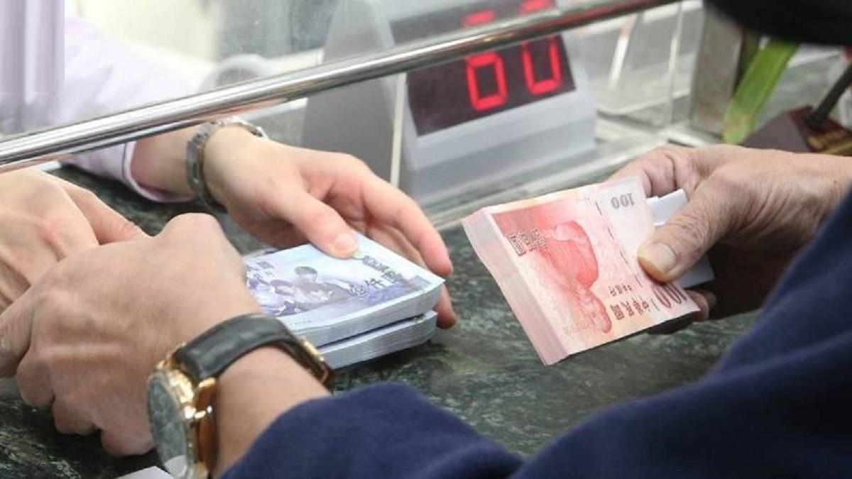 台人1習慣太恐怖！ 行員「瞳孔地震」哀求：我幫你就好