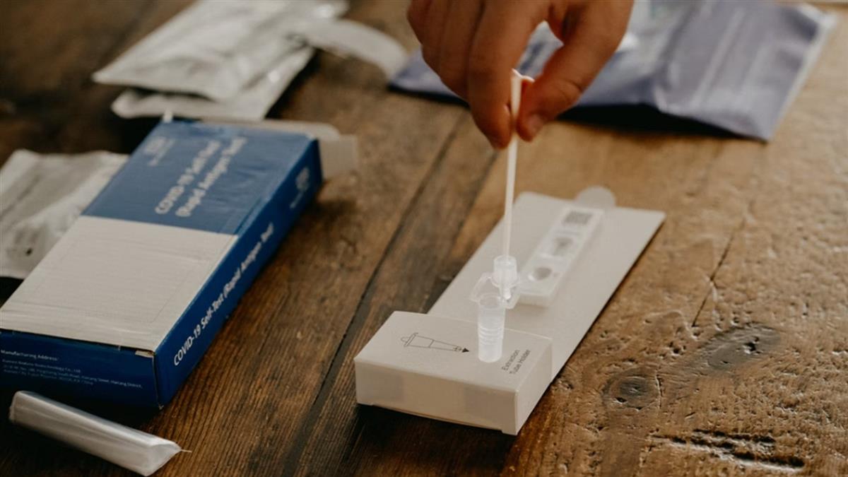 單週確診數破6萬！ 藥師公會喊話：快備齊「防疫5寶」