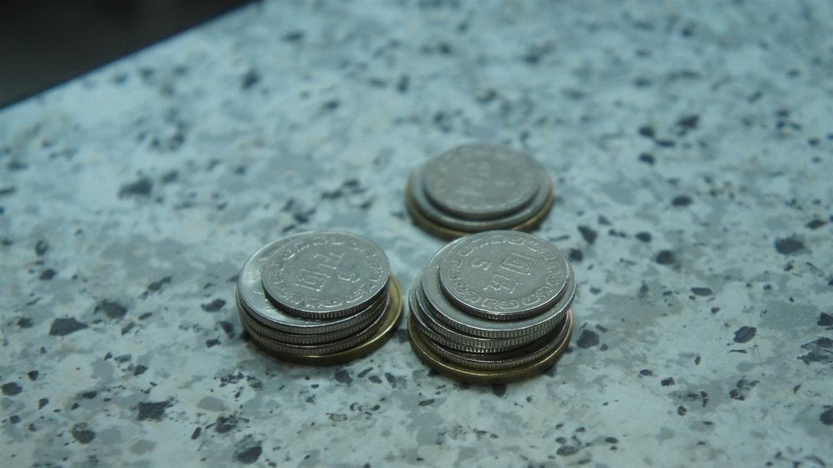 食藥署推新規！攤販找錢再摸食物 小心被罰2億