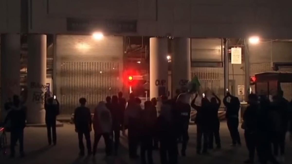 洛杉磯抗議升溫！民眾目擊 示威男遭警朝臉部開槍