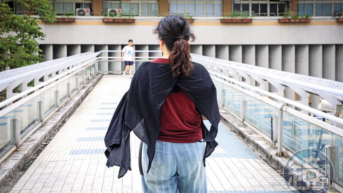 4歲孩不讀英文「被爸扔牆撞破頭」 沒超前學習還被笑：你是白痴？