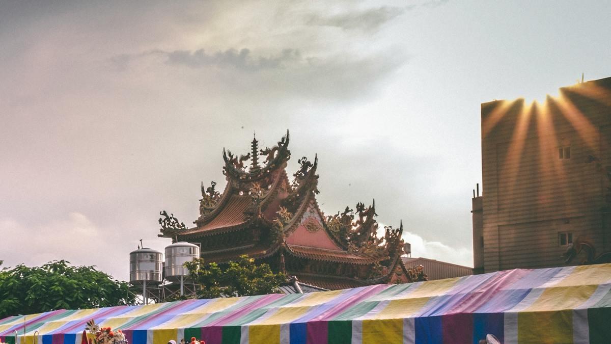 他開心買透天 意外發現「隔壁要開神壇」過來人勸：賠錢也要跑