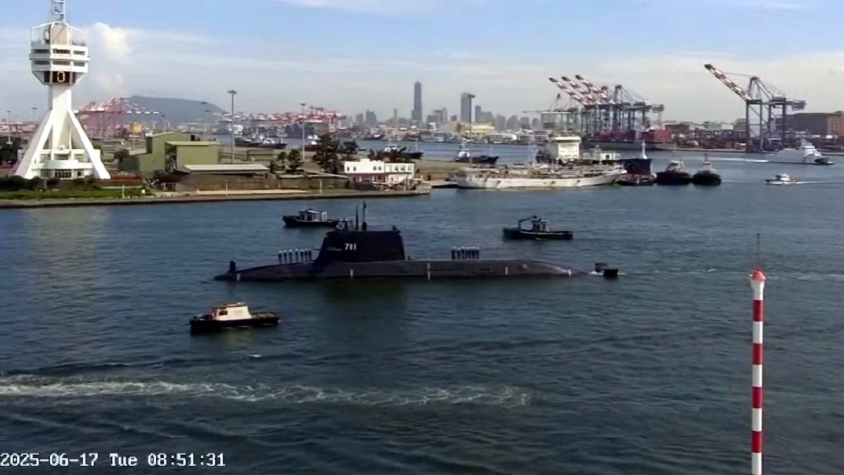 國造潛艦「海鯤號」首度海測 高雄港即時影像直擊