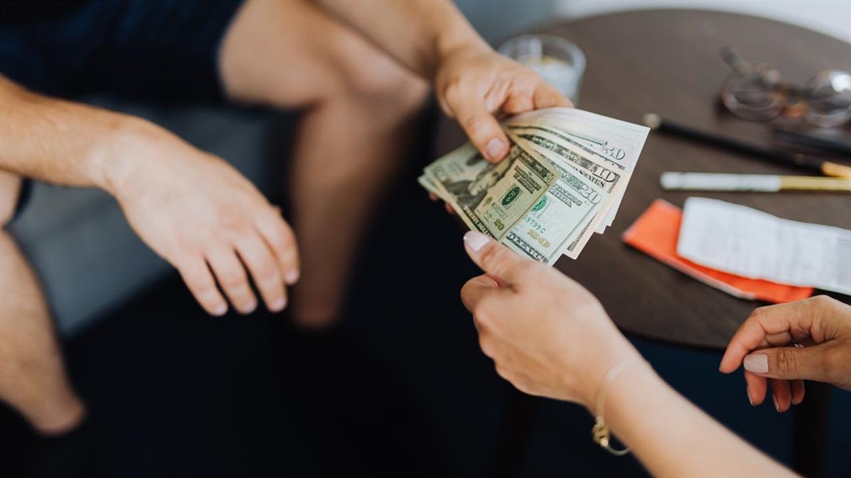 年紀小不會理財 爸媽要求「薪水全上繳」 她錯愕：合理？