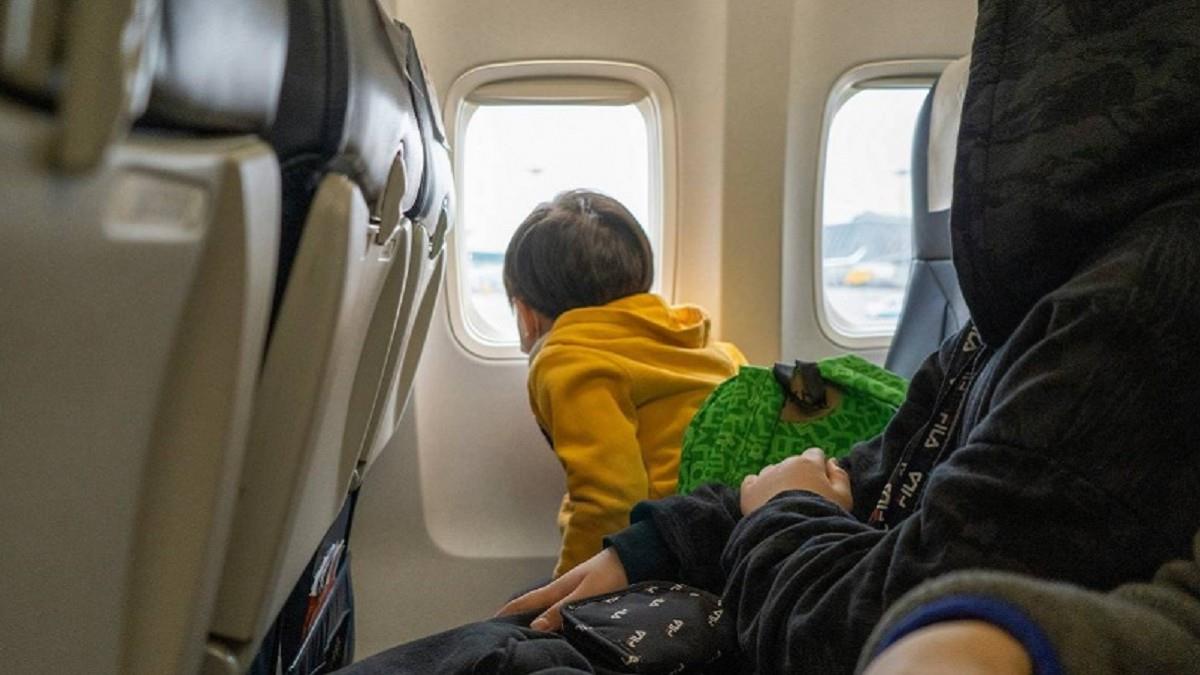 搭機遇哭鬧他氣炸「為何要帶嫩嬰」？ 網紅嘆：爸媽正努力撐住