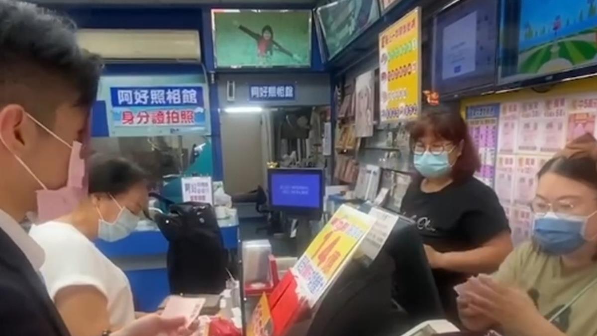為拚威力彩！ 他戴「億元男面具」一次買18張 網笑翻