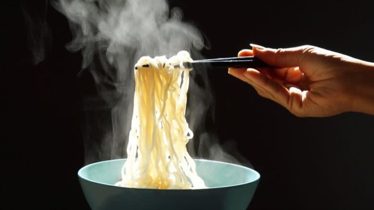 阿姨來麵店幫忙！「搬進家把弟趕走」爸力挺 網勸別插手：只負責拔管