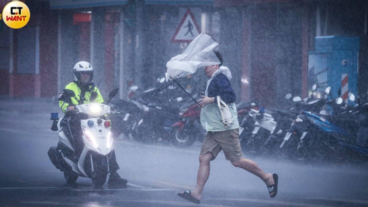 放颱風假竟焦慮！她自嘆「長大了」 網不挺：奴性發作