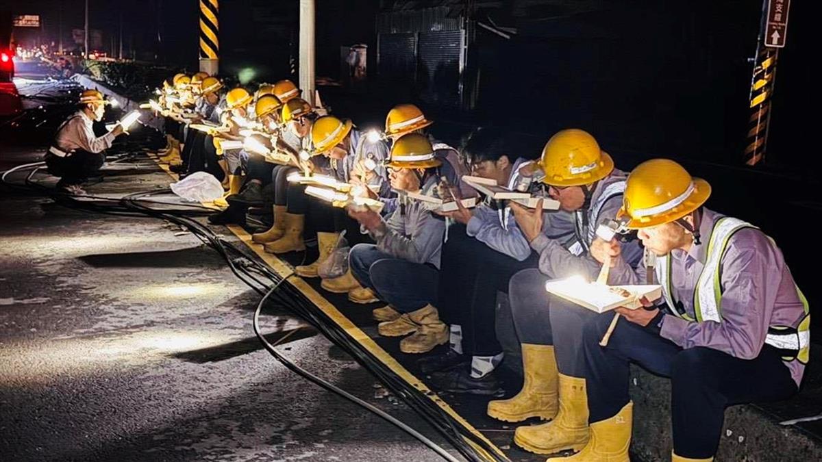 全台仍18萬戶停電！ 台電人員晚上坐路邊吃便當 2萬人讚：英雄