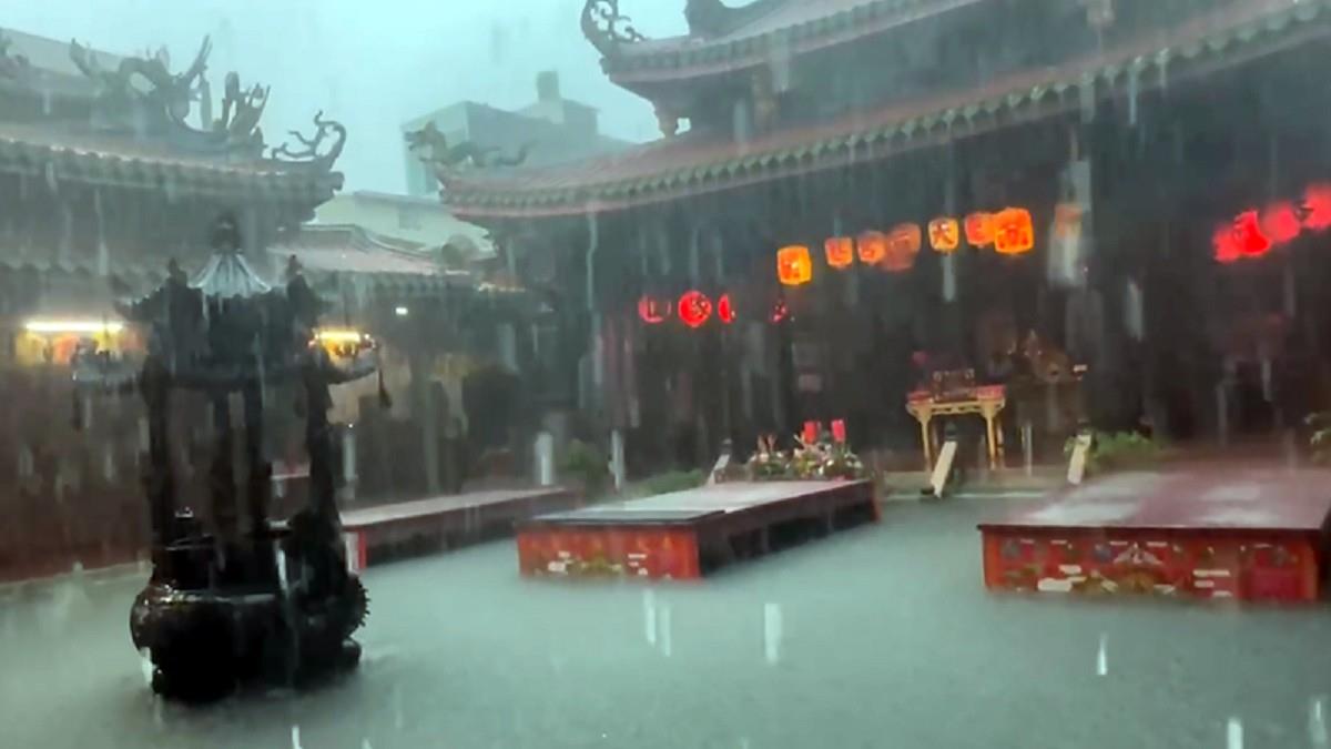雨彈炸彰化！鹿港天后宮水淹膝蓋 天公爐、供桌全泡水