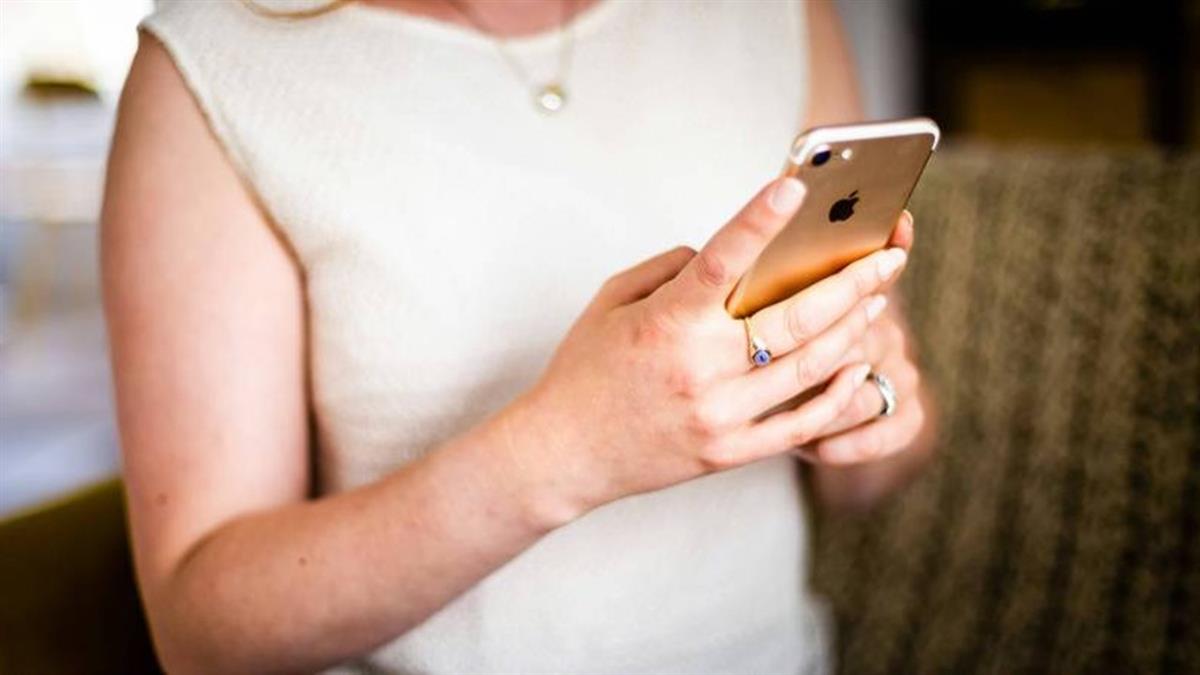 不談錢先送手機！他靠1張「帥哥照」輕鬆騙走2百萬