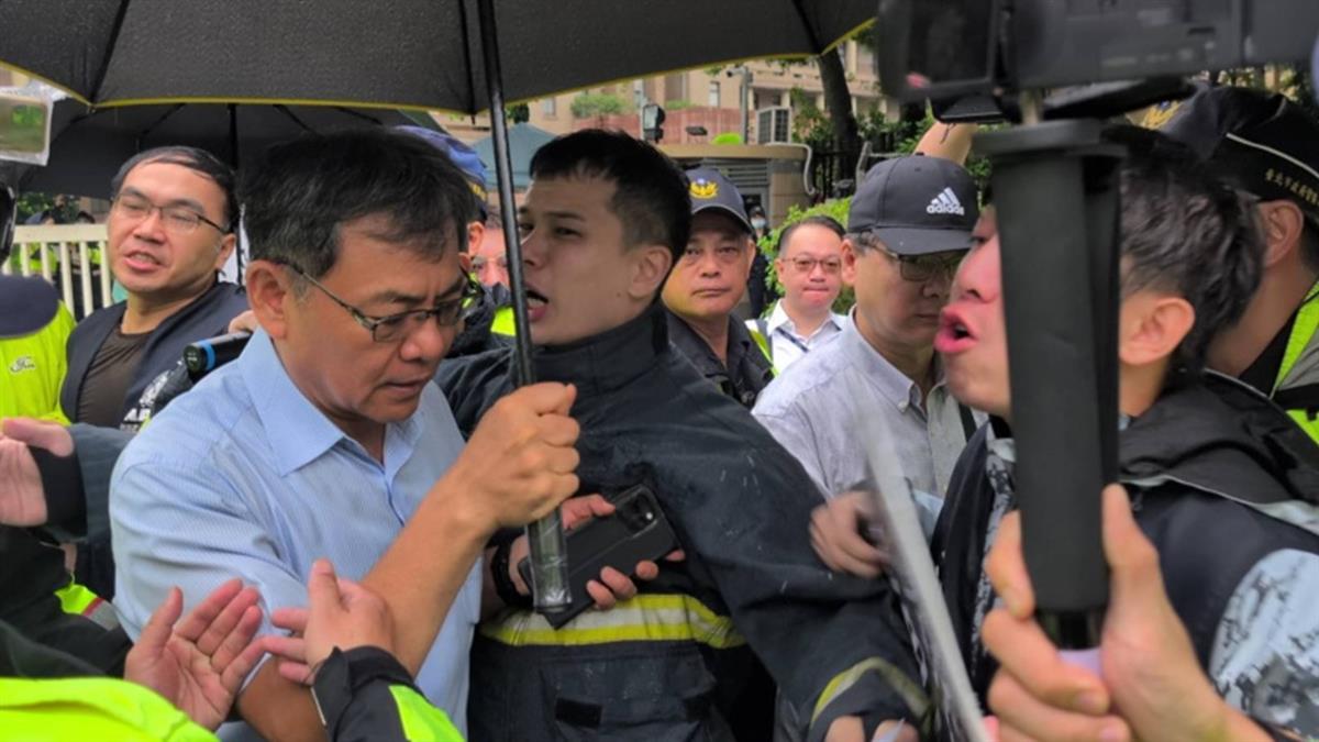 勇消救人溺斃！ 消促會行政院前怒吼爆衝突：殉職名單比你身高還高