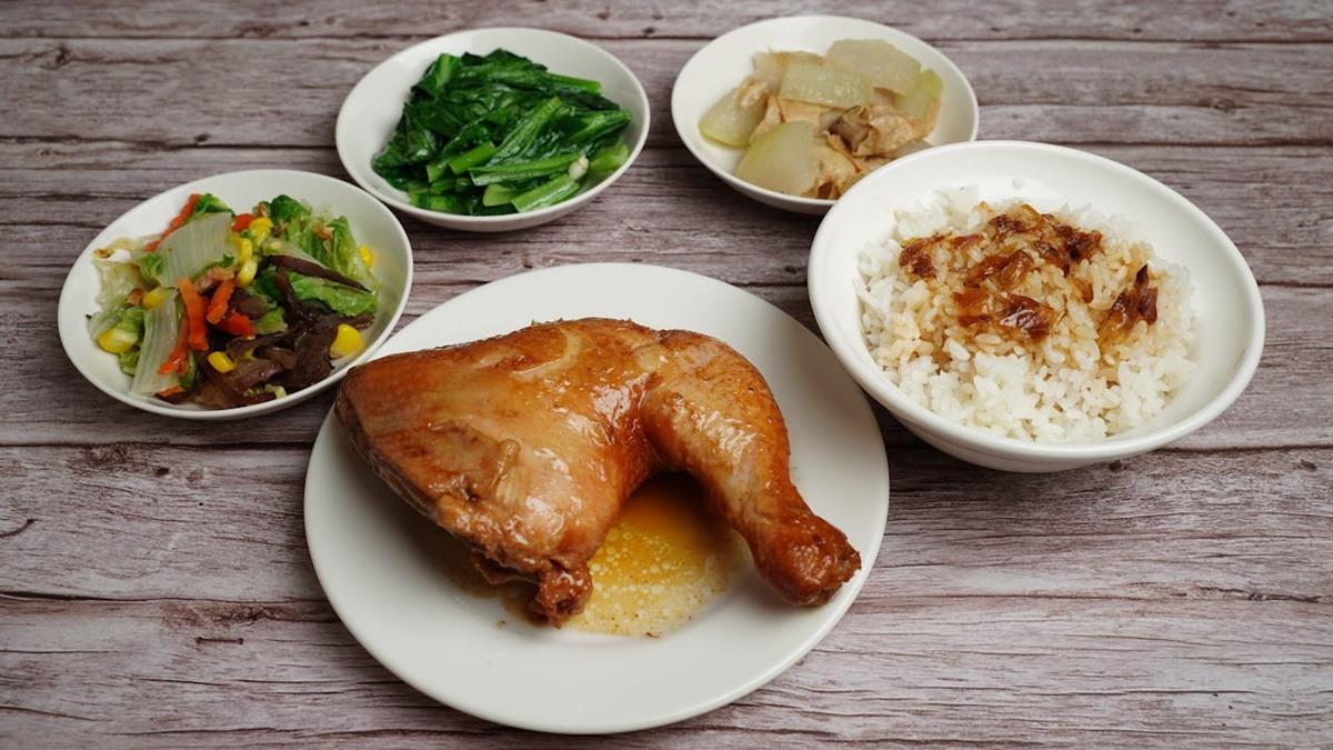 雞腿飯＋蛋145元「逼近美食街」 他驚真的有人買？ 網：是行情