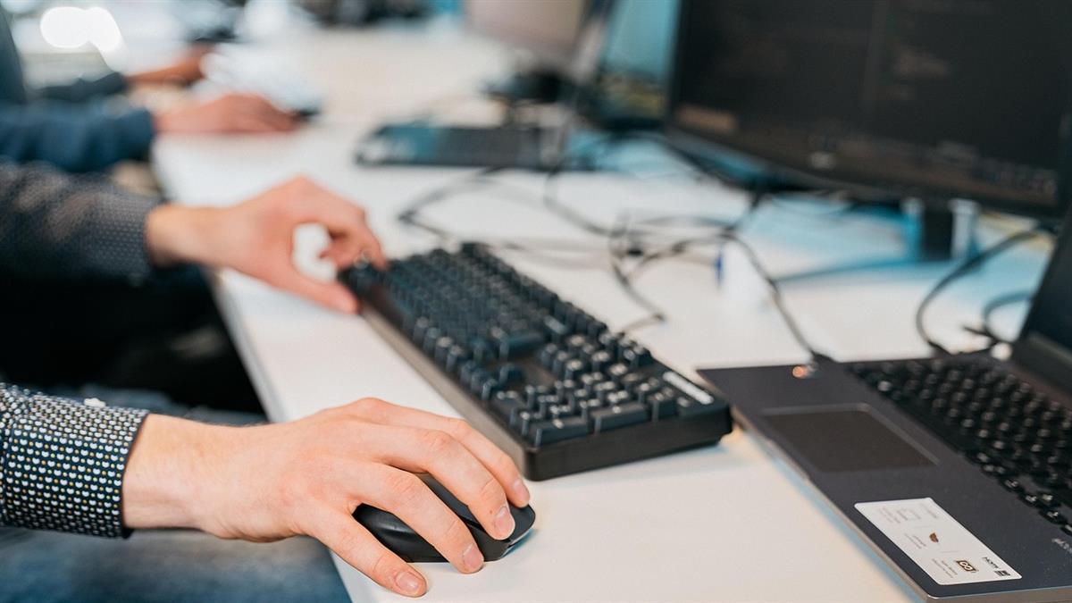 聽過公司最奇葩規定？ 他喊「提早30分才給全勤」 釣出一票吐苦水