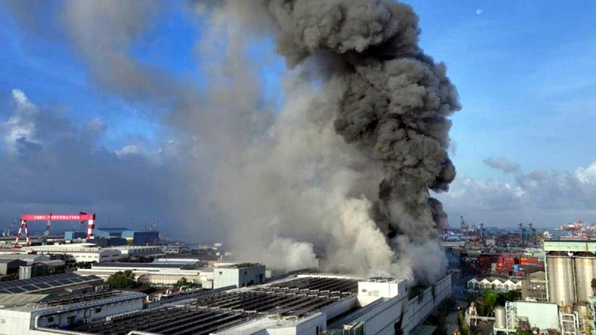 高雄鋰電池廠爆炸！ 不敢直接射水 1原因「只能等燒完」