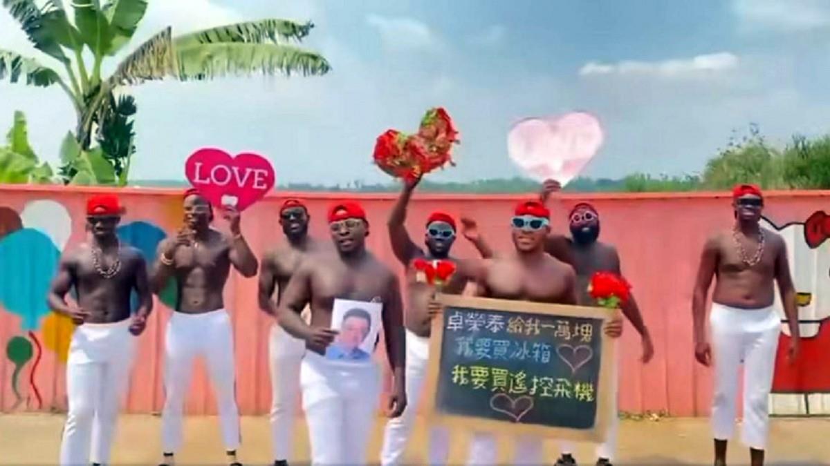 卓揆喊停普發1萬 非洲黑人竟「跳舞討錢」？ 幕後金主曝光