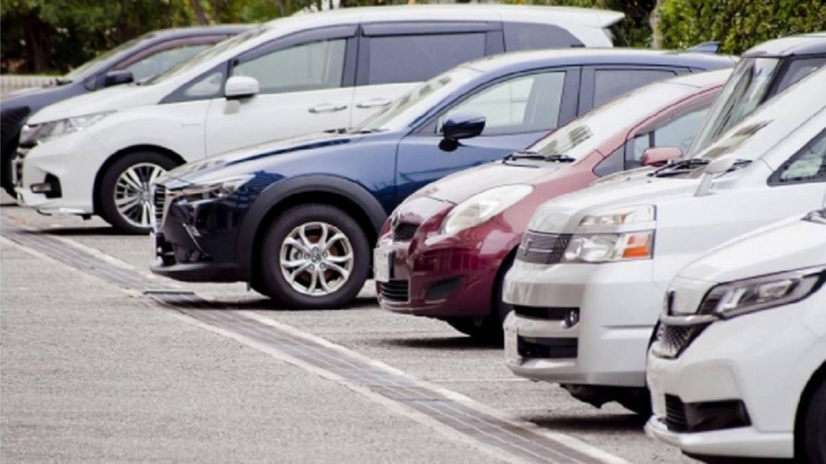 不滿鄰居有2停車位！ 她提「月租2千」遭拒喊告：停路邊車損要妳賠
