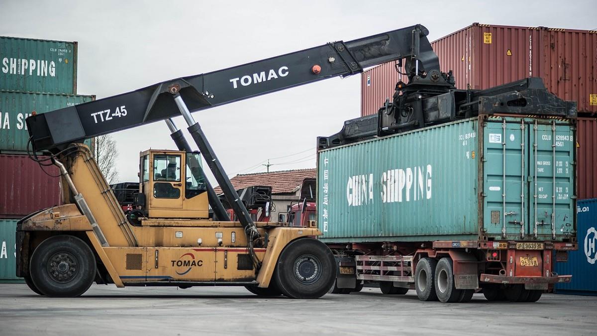 川普關稅戰風雨欲來！5%台灣企業已開始裁員 25%暫停擴張計劃