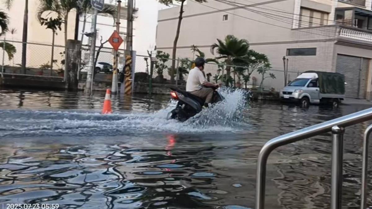 大潮加天氣不穩！ 東港「積水直逼小腿」 里長自嘲：我家前面有小河