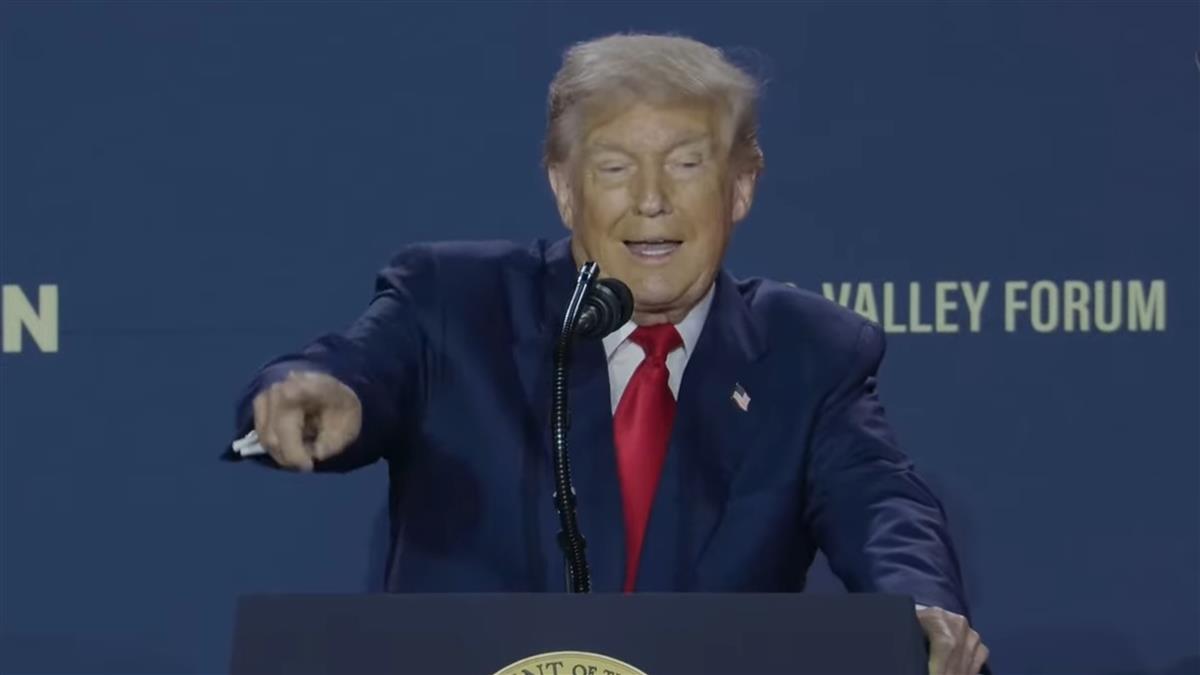 川普自爆「曾想拆了輝達」 黃仁勳就在台下 回應曝光