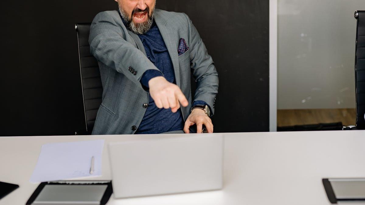 同事狂出包還裝沒事 能直接發飆？ 過來人：沒人敢惹你