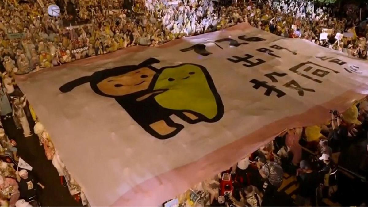 罷團喊破10萬人！集會結束1分鐘 椅子、垃圾秒消失