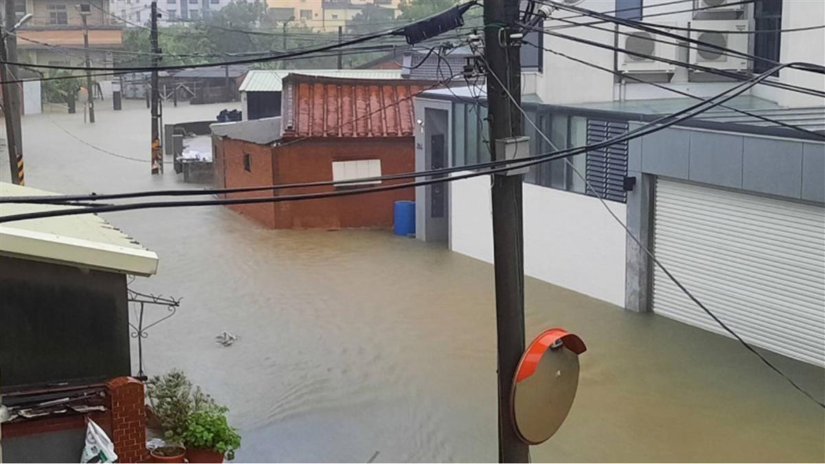 嘉義豪雨成災！居民嘆「掀飛的屋頂還沒修」：又下這種雨