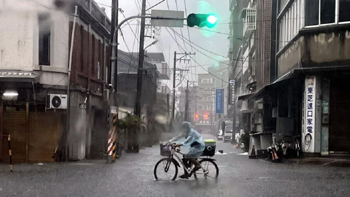 中南部雨彈狂炸！ 氣象署下午2時啟動「劇烈豪雨作業」