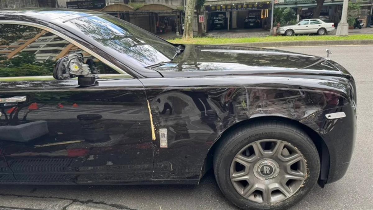 又是高齡駕駛！78歲翁駕勞斯萊斯 撞飛單車少年再衝分隔島